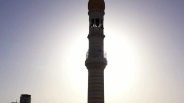 Cami Kulesi minaresi, siluet. Cami Kudüs 'te, güneş ışığıyla parlayan İHA görüntüleri. 