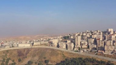 Güvenlik Duvarı 'nın arkasındaki Anata Mülteci Kampı üzerinde hava görüntüsü