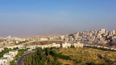 Güvenlik duvarı İsrail ve Filistin 'i böldü. Kudüs Valiliği 'nde Anata Mülteci Kampı ve Yahudi Pisgat üzerindeki hava manzarası
