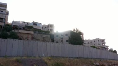 Filistinli Mülteciler beton duvarın arkasında kamp kuruyorlar. Dolly 'nin havadan görüntüsü, Anata, Kudüs, Haziran 2020