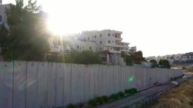 Filistinli Mülteciler beton duvarın arkasında kamp kuruyorlar. Dolly 'nin havadan görüntüsü, Anata, Kudüs, Haziran 2020