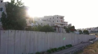 Filistinli Mülteciler beton duvarın arkasında kamp kuruyorlar. Dolly 'nin havadan görüntüsü, Anata, Kudüs, Haziran 2020