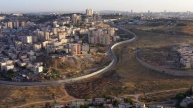 Güvenlik duvarı İsrail ve Filistin 'i böldü. Anata Mülteci Kampı ve Yahudi Pisgat 'ın Panorama Havacılık manzarası 