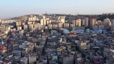 Güvenlik duvarı İsrail ve Filistin 'i böldü. Anata Mülteci Kampı ve Yahudi Pisgat 'ın Panorama Havacılık manzarası 