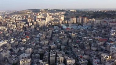 Güvenlik duvarı İsrail ve Filistin 'i böldü. Anata Mülteci Kampı ve Yahudi Pisgat 'ın Panorama Havacılık manzarası 