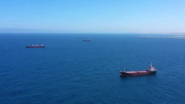 Kargo Konteyner Gemileri Harobor, Akdeniz-AerialAshdod Limanı, Drone view, Ashdod / Israel / June / 14,2020 'ye girmeyi bekliyor