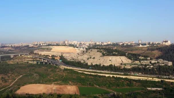 Jerusalem Highway Traffic Givat Shaul Cemetery Inglés Vista Aérea Israel — Vídeo de stock