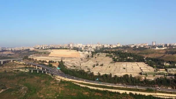 Jerusalem Highway Traffic Och Givat Shaul Kyrkogård Flygfoto Över Israel — Stockvideo