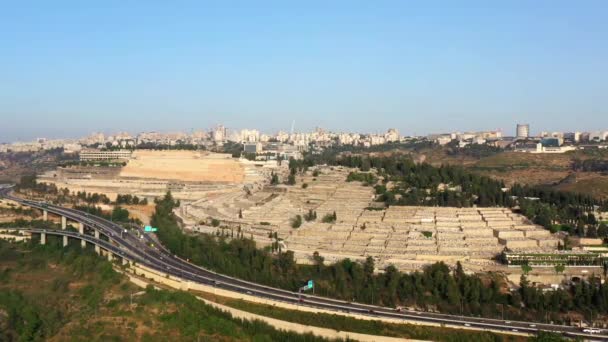 Jerusalem Highway Traffic Und Givat Shaul Friedhof Luftaufnahme Israels Juni — Stockvideo