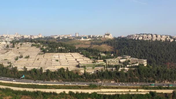 エルサレム高速道路交通とギヴァット シャウル墓地 2020年6月のイスラエルの空中風景 — ストック動画