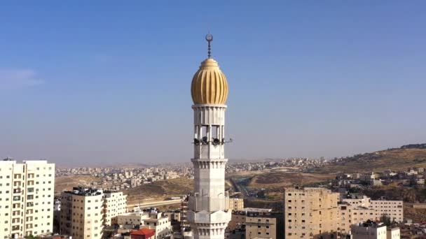 日没のアナタ難民キャンプのモスクタワーミナレット モスクの上の空中ドローン映像スピーカー エルサレムとSpire — ストック動画