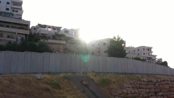 Palestine Refuges Camp Derrière un mur de béton avec des éruptions solaires. Vue aérienne de Dolly shot, Anata, Jérusalem, juin 2020