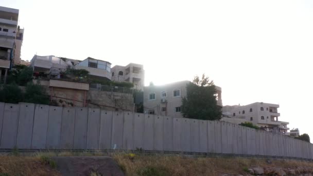 パレスチナ難民キャンプ太陽のフレアとコンクリートの壁の後ろにキャンプ ドリーショット アナタ エルサレム 2020年6月の空中写真 — ストック動画