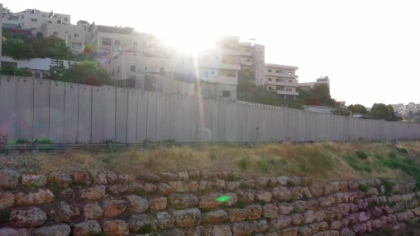 Палестинский Лагерь Беженцев Бетонной Стеной Солнечными Вспышками Вид Воздуха Долли — стоковое видео