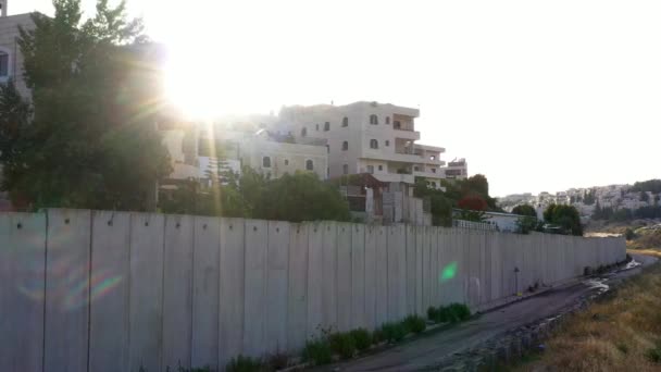 Palestina Vluchtelingenkamp Achter Betonnen Muur Met Zonnevlammen Luchtfoto Van Dolly — Stockvideo