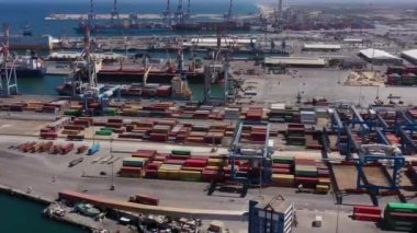 Transtainer bahçesi, Mobil gantry vinçleri ve Liman trafiği tarafından istiflenmiş nakliye konteynırlarının havadan görüntüsü.