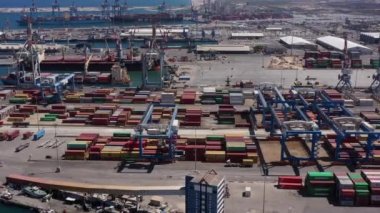 Transtainer bahçesi, Mobil gantry vinçleri ve Liman trafiği tarafından istiflenmiş nakliye konteynırlarının havadan görüntüsü.