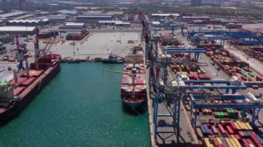 Ashdod Limanı, Gemiler ve konteynırlar üzerindeki hava görüntüsü Ashdod Limanı, Drone view, Ashdod / Israel / Haziran / 14. 2020