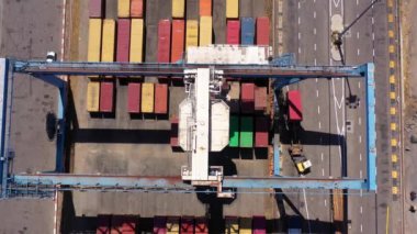 Mobil gantry vinçleri ve Port trafik-AerialAshdod Limanı, Drone view, Ashdod / Israel / June / 14,2020 tarafından istiflenmiş konteynırlar