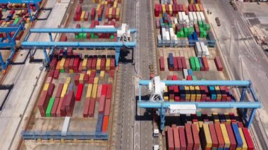 Mobil gantry vinçleri ve Port trafik-AerialAshdod Limanı, Drone view, Ashdod / Israel / June / 14,2020 tarafından istiflenmiş konteynırlar