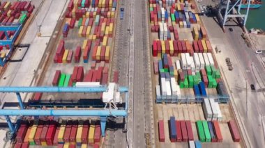 Mobil gantry vinçleri ve Port trafik-AerialAshdod Limanı, Drone view, Ashdod / Israel / June / 14,2020 tarafından istiflenmiş konteynırlar