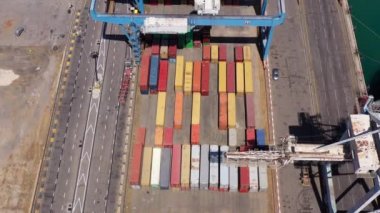 Mobil gantry vinçleri ve Port trafik-AerialAshdod Limanı, Drone view, Ashdod / Israel / June / 14,2020 tarafından istiflenmiş konteynırlar