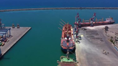 Yerel bir limandaki yeni araba ve konteynırlar dizileri, Ashdod AerialAshdod Limanı, Drone view, Ashdod / Israel / June / 14,2020