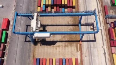 Aerial- Mobil gantry vinçleri tarafından istiflenmiş konteynırlar Ashdod Limanı, Drone view, Ashdod / Israel / June / 14. 2020