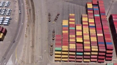 Yerel bir limandaki yeni araba ve konteynırlar dizileri, Ashdod AerialAshdod Limanı, Drone view, Ashdod / Israel / June / 14,2020