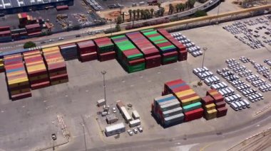 Yerel bir limandaki yeni araba ve konteynırlar dizileri, Ashdod AerialAshdod Limanı, Drone view, Ashdod / Israel / June / 14,2020