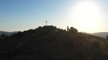 Castel Ulusal Parkı silueti, günbatımı, Kudüs, Hava Görüşü, İsrail Bağımsızlık Savaşı sırasında Kudüs 'e girme mücadelesinin sembolü.