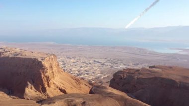 Çöl Dağları 'na düşen göktaşı çarpması güçlü video birleşimi Meteor UFO' nun görsel efektleriyle gerçek drone görüntülerini taklit eder.