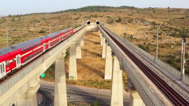 Modern Yolcular Modiin Israel June 2020 Köprüsü Nde Trene Biniyor — Stok video