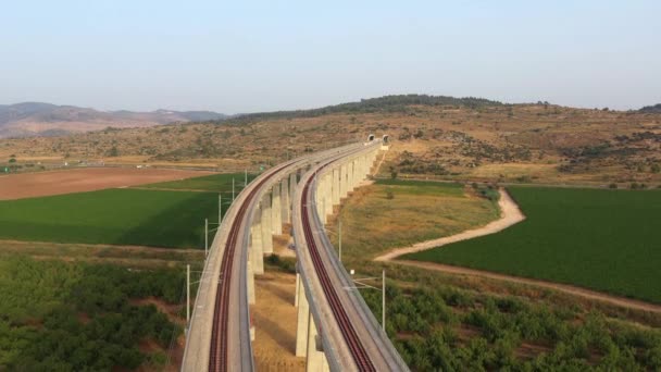 Velký Vlakový Most Zelenými Poli Při Pohledu Západ Slunce Izrael — Stock video