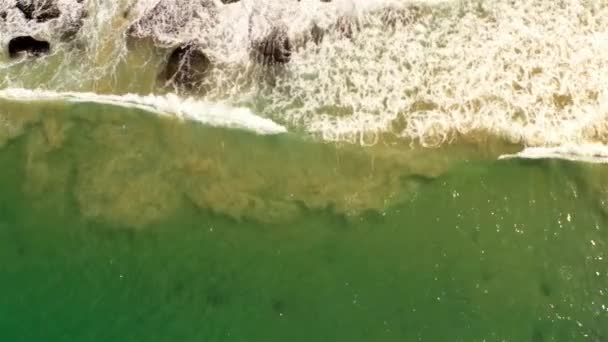 Top Över Waves Bryta Empty Rocky Beach Aerialdrone Utsikt Över — Stockvideo