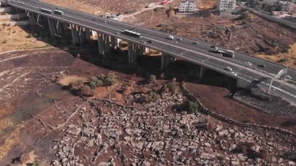 Jerusalem Traffic Bridge Flygvy Flygande Över Trafiken Pisgat Zeev Norra — Stockvideo