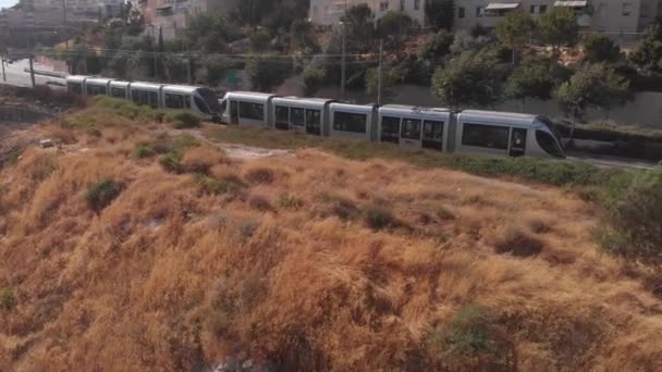 耶路撒冷轻轨空中景观耶路撒冷皮萨特热夫轻轨上方的无人机 — 图库视频影像