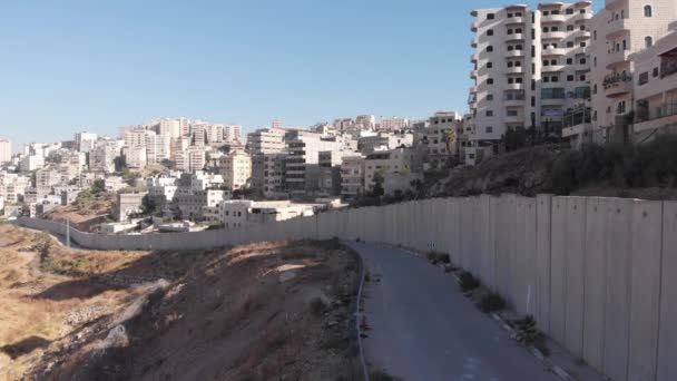 エルサレムのセキュリティ壁に近い飛行東エルサレムの飛行ビューイスラエルとアラブの近所アナタとピスガツェフ イスラエルの間のセキュリティ壁の分割 — ストック動画