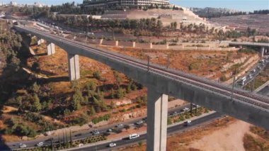 Arabalı büyük tren köprüsü Kudüs üzerinden insansız hava aracı görüntüsü trafiği Tel Aviv tren köprüsü trafiği
