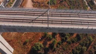 Geniş Demiryolu Köprüsü, Aerial View Drone görüntüsü. Büyük tren köprüsü.