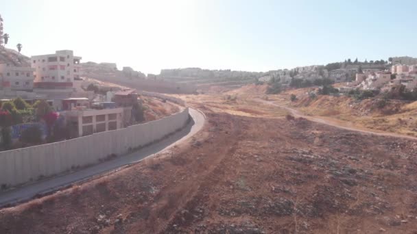 エルサレムのセキュリティ壁に近い飛行東エルサレムの飛行ビューイスラエルとアラブの近所アナタとピスガツェフ イスラエルの間のセキュリティ壁の分割 — ストック動画