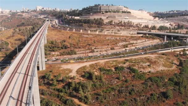 Velký Železniční Most Osobní Dopravou Letecký Pohleddrone Záběry Přes Jeruzalém — Stock video