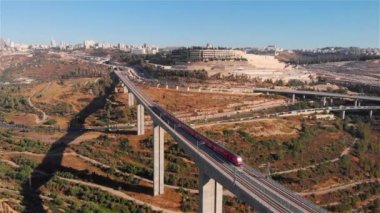 Modern yolcular, Kudüs 'teki büyük köprüde tren, Kudüs' teki demiryolu köprüsünden geçen kırmızı trenin görüntülerini aktarıyor.