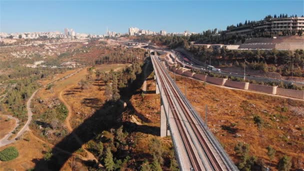 エルサレム入口鉄道橋と交通航空エルサレム入口鉄道橋と交通上の飛行ビュー — ストック動画