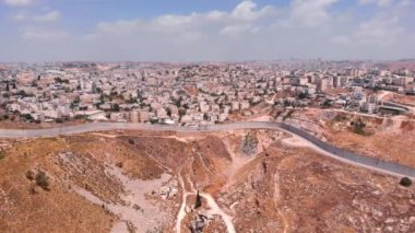 Doğu Kudüs Güvenlik Duvarı İHA görüntülerini Doğu Kudüs İsrail 'deki güvenlik duvarından geçirdi.