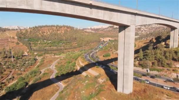大きな鉄道橋空中ビュー大きな鉄道橋の上のドローン映像 — ストック動画