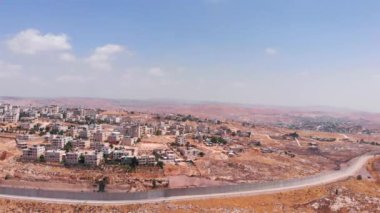 Kudüs insansız hava aracının güvenlik duvarı üzerinden geçen hava görüntüsü Kalkandiya mülteci kampının güvenlik duvarı ile birlikte.  