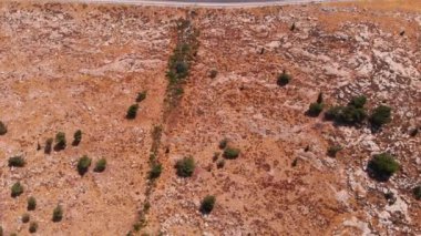 Kalkandiya mülteci kampının hava görüntüsü ve güvenlik duvarı görüntüsü Kalkandiya mülteci kampının güvenlik duvarı üzerinde.  