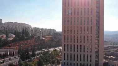 Hi Tech Park 'taki büyük bina, Kudüs Dağı Hotzvim AerialDrone Yüksek Teknoloji Parkı Kudüs İsrail' deki büyük binanın üzerindeki görüntüler.