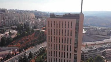 Hi Tech Park 'taki büyük bina, Kudüs Dağı Hotzvim AerialDrone Yüksek Teknoloji Parkı Kudüs İsrail' deki büyük binanın üzerindeki görüntüler.